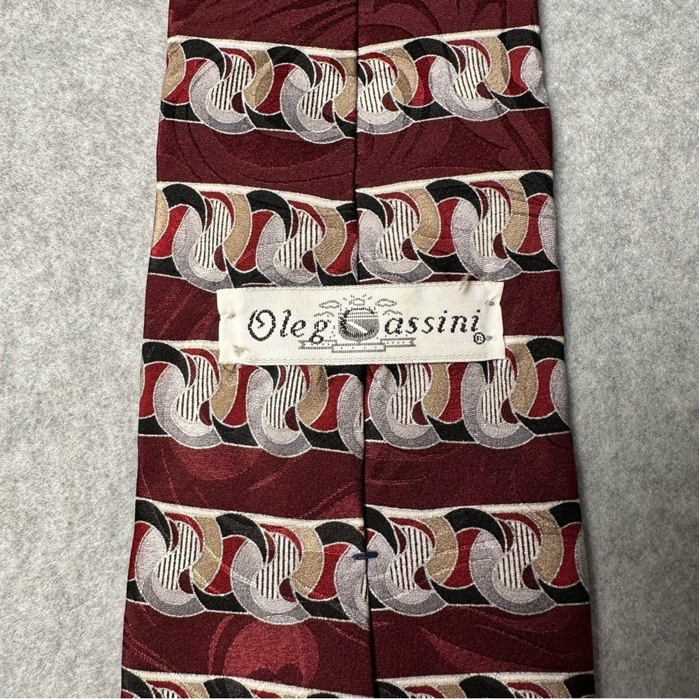 Oleg Cassini Silk Geometric Pattern Men's Necktie Burgundy - Picture 4 of 8